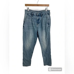 American Eagle Mom Jean Size 8 Regular with metal clasp